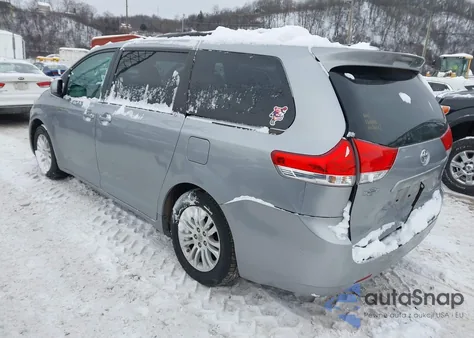 2012 Toyota Sienna Xle V6 8 Passenger z USA, uszkodzony, nr VIN 5TDYK3DC4CS245890